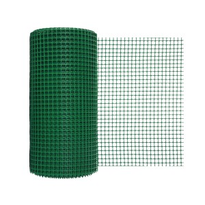 Zielona rolka siatki z tworzywa sztucznego do ogrodzeń i obrzeży rabat.