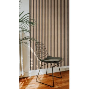 Panele ścienne t.b.t. o wyglądzie drewna za krzesłem i rośliną.