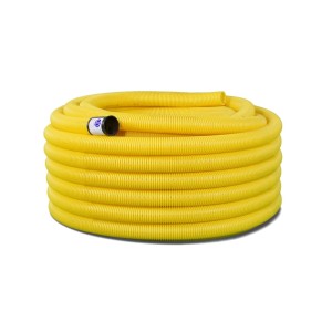 Zwinięta, żółta, elastyczna rura drenażowa.