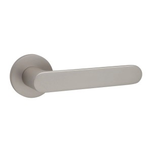 Klamka do drzwi t.b.t. metalowa, zbliżenie.