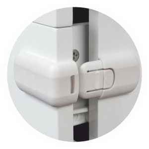 Zbliżenie białego zamka do szafek t.b.t. dla bezpieczeństwa dzieci.