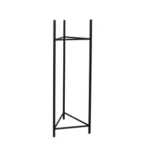 Minimalistyczny, czarny metalowy stojak na kwiaty.