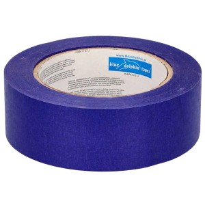 Rolka niebieskiej taśmy maskującej t.b.t. do czystych krawędzi malarskich.