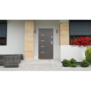 Nowoczesne szare drzwi wejściowe z poziomymi elementami dekoracyjnymi i srebrną klamką. Drzwi zewnętrzne.