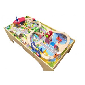 Stół do zabawy t.b.t. z drewnianą kolejką i akcesoriami dla dzieci.