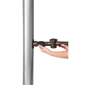 Podłączenie węża do naziemnego zbiornika na deszczówkę.