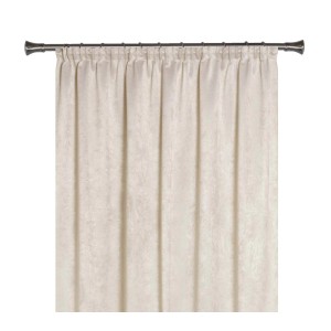 Kremowa zasłona t.b.t. z taśmą marszczącą na karniszu.