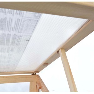 Zbliżenie na drewnianą konstrukcję podwyższonej grządki t.b.t. z półprzezroczystą pokrywą.