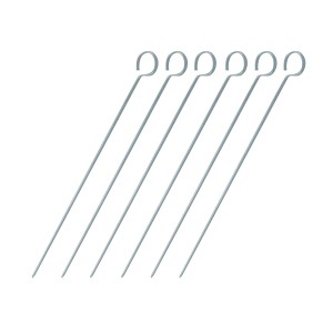 Zestaw 6 szaszłyków Jamestown ze stali nierdzewnej z oczkiem ułatwiającym obracanie na grillu.