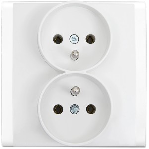 Białe podwójne gniazdko elektryczne do użytku wewnętrznego.