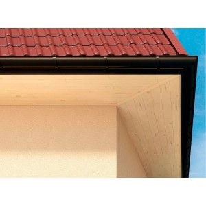 Zbliżenie drewnianej boazerii pod dachem z rynną.