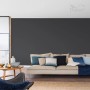 Salon z szarą farbą na ścianie. Kolorowe farby do ścian dla nowoczesnego domu.