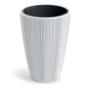 Biała donica t.b.t. z żebrowaną powierzchnią.