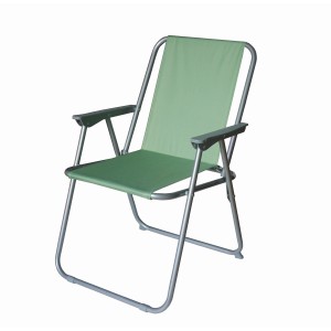 Zielone składane krzesło ogrodowe, idealne do relaksu na świeżym powietrzu.