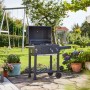 Grill węglowy Jamestown Jaxon z rusztem w ogrodzie, wózek grillowy z półką.