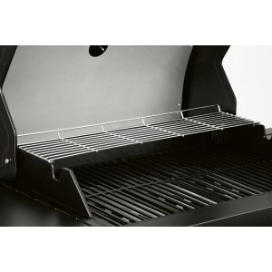 Zbliżenie wnętrza czarnego grilla gazowego z rusztem.