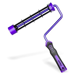 Wałek malarski t.b.t. z fioletową ramą i czarną rączką.