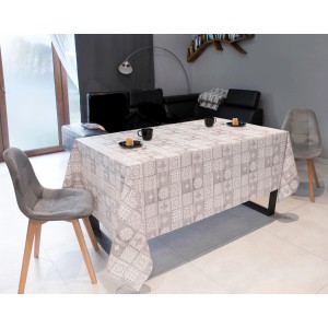 Stół z szaro-białym obrusem t.b.t. w salonie.