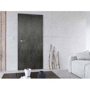 Szare drzwi wewnętrzne t.b.t. w nowoczesnym salonie. Drzwi o gładkiej powierzchni i srebrnej klamce.