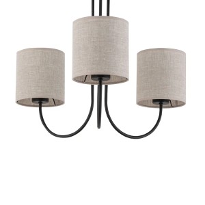Nowoczesna lampa wisząca z trzema beżowymi abażurami z tkaniny i czarną ramą.