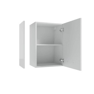 Biała szafka wisząca z zestawu mebli kuchennych t.b.t. z otwartymi drzwiami i półką.