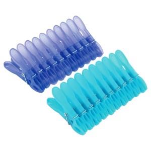 Kolorowe klamerki do prania (niebieskie, turkusowe) na suszarkę.