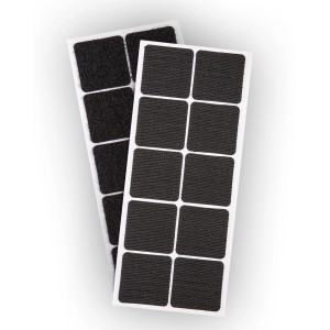 Czarne kwadratowe podkładki montażowe do paneli na białym papierze podkładowym.