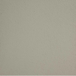 Zbliżenie jasnoszarej zaprawy klejowej Elabrick do płytek i pasków okładzinowych.