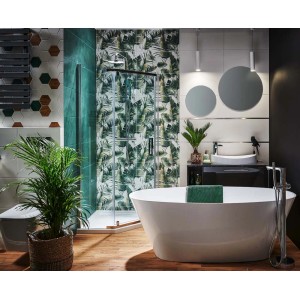 Nowoczesna łazienka z białymi płytkami ściennymi t.b.t., wolnostojącą wanną i prysznicem.