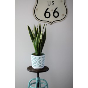 Donica Aztek, biała/miętowa, Ø 19,5 cm, z wzorem dziurkowanym, na stołku.