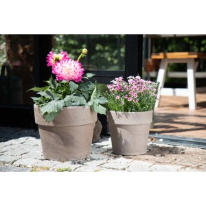 Donica Mica Decorations Calima, Ø 25 cm, bazaltowa, obsadzona różowymi i fioletowymi kwiatami.