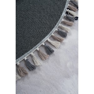 Zbliżenie okrągłego, szarego dywanu shaggy z długimi frędzlami w odcieniach beżu, szarości i bieli.