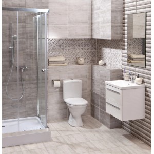 Łazienka z szarymi płytkami ściennymi t.b.t., prysznicem, toaletą i szafką umywalkową.