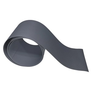 Szara mata na ogrodzenie t.b.t. zwinięta, zbliżenie.