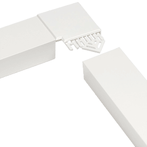 Zbliżenie białego t.b.t. do schodów wewnętrznych.