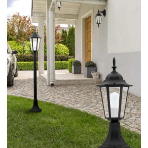 Czarna lampa zewnętrzna t.b.t. jako model stojący i ścienny przed wejściem do domu.
