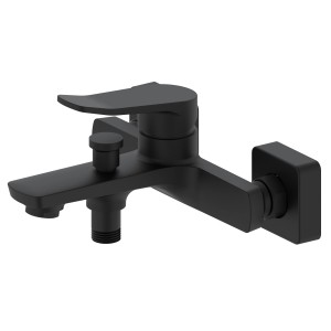 Czarna bateria wannowa t.b.t. do montażu ściennego.