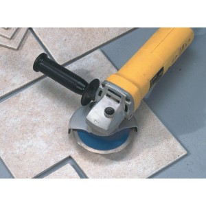 Szlifierka kątowa z tarczą tnącą tnie płytkę. Akcesoria do szlifowania w sklepie internetowym OBI.