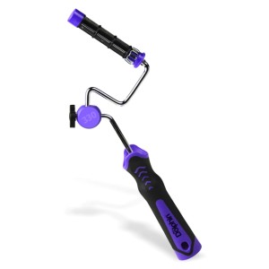 Wałek malarski t.b.t. z fioletowymi akcentami do malowania.