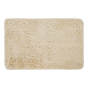 Beżowy dywanik łazienkowy z puszystą powierzchnią.
