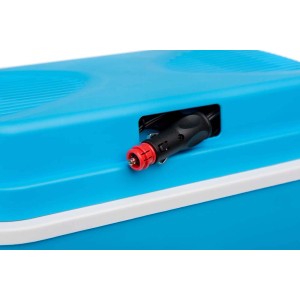 Zbliżenie: Niebieska pokrywa lodówki turystycznej z gniazdem 12V.