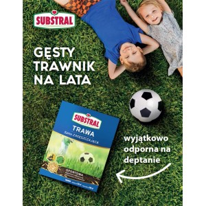 Opakowanie nasion trawy Substral z dziećmi i piłką nożną na trawniku.