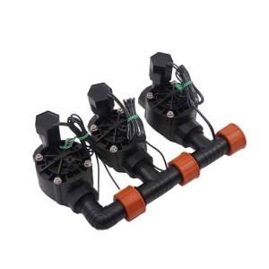 t.b.t. do nawadniania podziemnego, składający się z trzech czarnych zaworów z pomarańczowymi złączkami.