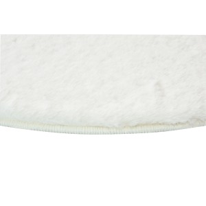 Zbliżenie na biały, okrągły dywan shaggy t.b.t.