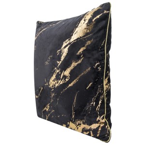 Dekoracyjna czarna poduszka t.b.t. ze złotym wzorem marmuru.
