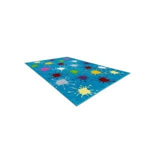 Niebieski dywan z krótkim włosiem i kolorowymi plamami farby.