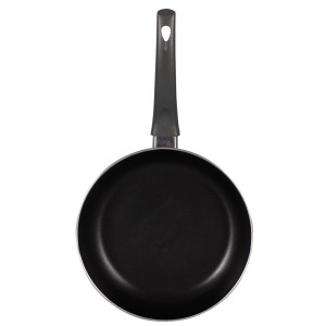 Czarna patelnia z uchwytem, odpowiednia do różnych typów kuchenek.