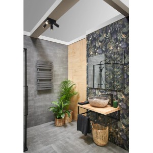 Nowoczesna łazienka z szarymi płytkami, dekoracyjną tapetą i umywalką z umywalką z kamienia naturalnego.