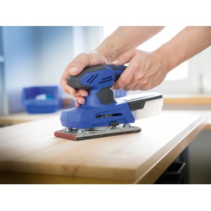 Paski ścierne LUX K180 w użyciu na drewnie ze szlifierką oscylacyjną. Akcesoria dla majsterkowiczów.