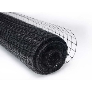 Zrolowana czarna siatka jako pomoc ogrodnicza.
